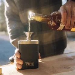 YETI - Rambler Flask Lommelærke // Navy